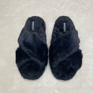 Steve Madden Plush Black Slippers